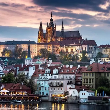 Apartment Deluxe With Balcony Near Center Prague