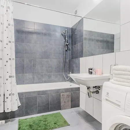 Deluxe Near Center *