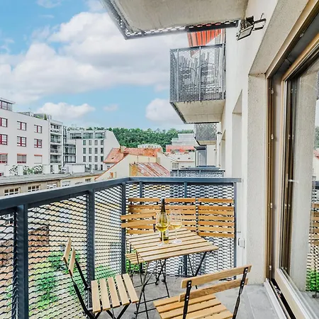 Deluxe Near Center *