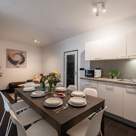 Apartment Deluxe With Balcony Near Center