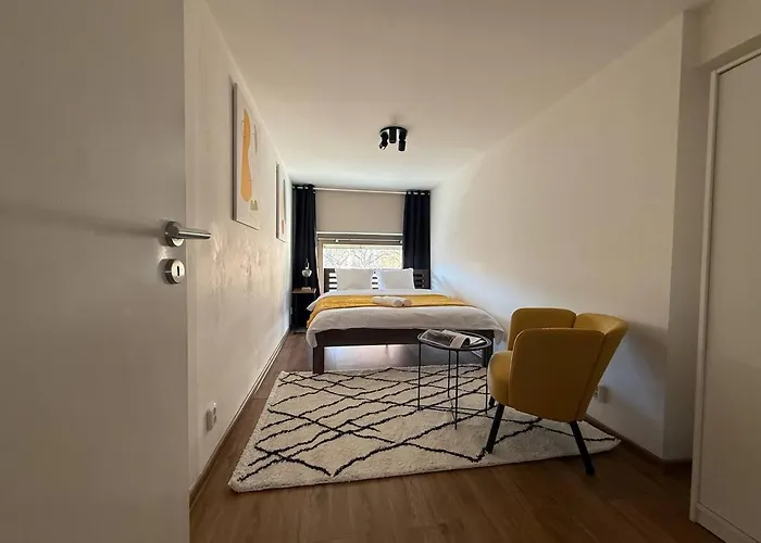 Deluxe Near Center