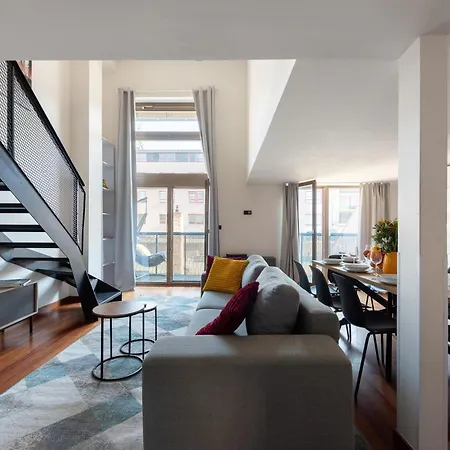 Deluxe With Balcony Near Center شقة *