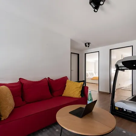 شقة Deluxe With Balcony Near Center *