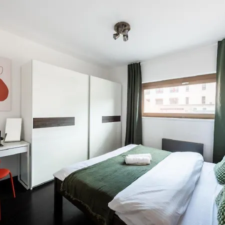 Deluxe With Balcony Near Center شقة *