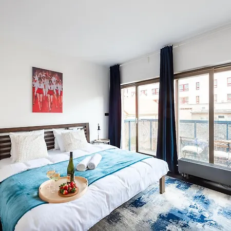 Deluxe With Balcony Near Center شقة براغ