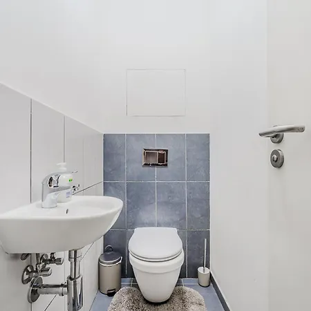 شقة Deluxe With Balcony Near Center