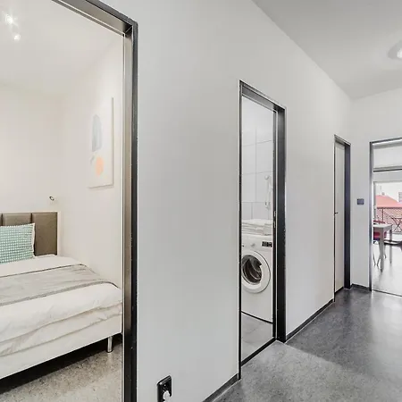 Deluxe With Balcony Near Center شقة براغ