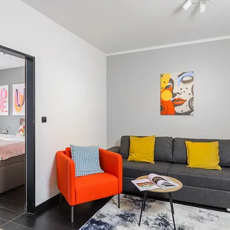 Deluxe With Balcony Near Center شقة