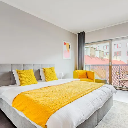 Deluxe With Balcony Near Center شقة