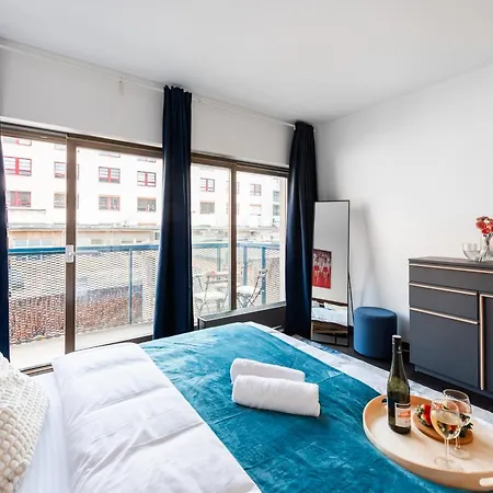 شقة Deluxe With Balcony Near Center