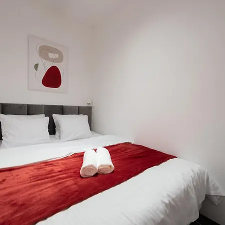 شقة Deluxe With Balcony Near Center *