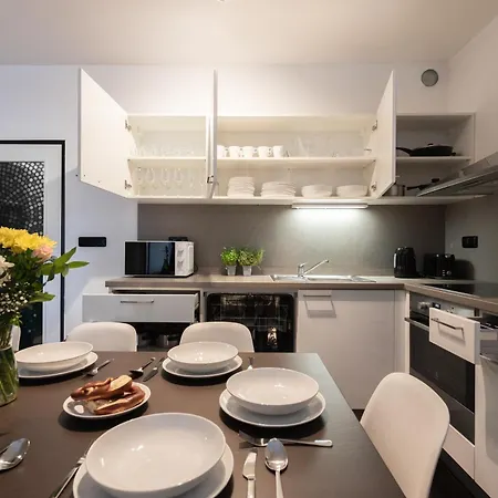 Deluxe With Balcony Near Center شقة براغ