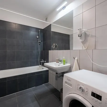 Deluxe With Balcony Near Center شقة *