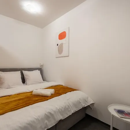 Deluxe With Balcony Near Center شقة *